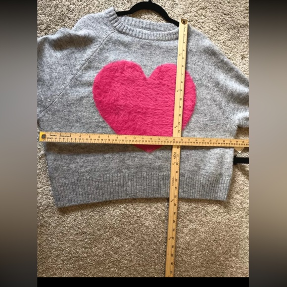 🩷🩶 L EUC Pullover sweater gray w/ pink heart Old Navy size Large - Picture 2 of 11